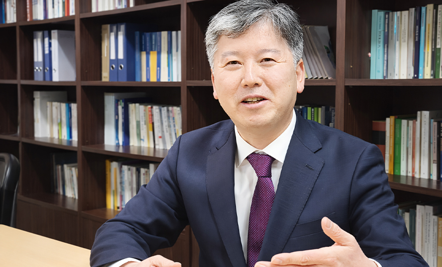 에너지시스템학과 박은덕 교수가 2026년 제30대 한국에너지학회 회장으로 취임했다. 취임식은 지난 3일 서울에서 열린 신년하례회에서 진행됐으며, 임기는 2026년 1년간이다. 박은덕 교수는 탄소중립 전문가로 2004년부터 아주대학교 대학원 에너지시스템학과에 재직 중이다. 박 교수는 한국에너지학회에서 2023년, 2024년에 편집부회장을 역임하고, 2025년 수석부회장직을 수행했다.     한국에너지학회는 1992년 설립된 에너지 분야 학술단체로, 에너지 기술 및 정책 연구와 학술 교류를 통해 관련 에너지산업과 과학기술 발전에 기여하고 있다. 학회는 매년 학술대회 개최와 학술간행물 발행, 산학 협력 등을 수행하며 에너지 연구 활성화와 기술 확산을 이끌고 있다.